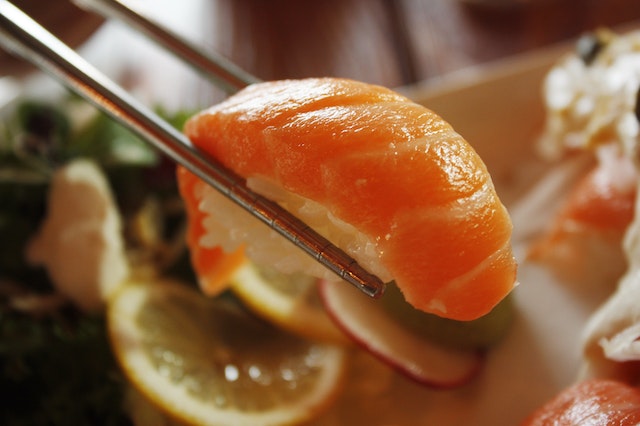 sushi z łososiem norweskim