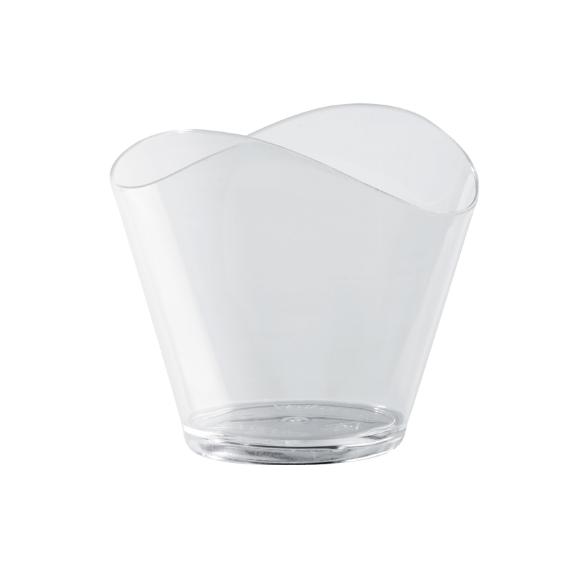 Pojemniczki na deserki – małe detale, które tworzą wielkie wrażenie Słodki finał każdego przyjęcia wymaga odpowiedniej oprawy. Pojemniczki na deserki przestały być zwykłym dodatkiem do stołu. Stały się elementem, który potrafi zbudować nastrój, podkreślić styl przyjęcia i nadać słodkościom wyjątkową oprawę. Odpowiednio dobrane – potrafią zamienić prosty mus, panna cottę czy tiramisu w małe dzieło sztuki. Estetyka, która przyciąga spojrzenia Nie ma nic bardziej kuszącego niż deser prezentujący się tak dobrze, że trudno oderwać od niego wzrok. Pojemniczki na deserki pomagają tworzyć wizualną harmonię na stole – szkło odbijające światło świec, eleganckie linie plastikowych kubeczków czy minimalistyczne formy z metalu budują klimat dopasowany do charakteru wydarzenia. Różnorodność kształtów pozwala na kreatywność – od prostych, geometrycznych form po fantazyjne muszelki i serduszka. Nie chodzi wyłącznie o estetykę – sposób, w jaki deser zostanie podany, potrafi wywołać emocje i zapisać się w pamięci gości. Mały detal staje się częścią większej opowieści o smaku, barwach i teksturze. Materiał, który nadaje ton całości Wybór materiału wpływa na odbiór całego deseru. Szklane pojemniczki na deserki nadają elegancji i pasują do wystawnych przyjęć, natomiast te z przejrzystego plastiku świetnie sprawdzają się podczas plenerowych spotkań. Papierowe wersje w pastelowych kolorach dodają lekkości i są chętnie wybierane przez cukiernie, którym zależy na oryginalnej prezentacji. Coraz częściej projektanci opakowań eksperymentują z fakturami i kolorami, by stworzyć efekt zaskoczenia. Czarne, matowe kubeczki podkreślają kontrast z jasnymi kremami, a przezroczyste pozwalają wyeksponować warstwy deseru – od kruchego spodu po błyszczącą polewę. Funkcjonalność w służbie formy Oprócz wyglądu liczy się wygoda użytkowania. Pojemniczki na deserki ułatwiają porcjowanie, transport i przechowywanie. Ich kompaktowy rozmiar pozwala na zachowanie porządku na stole, a przy tym daje możliwość podania wielu smaków w niewielkiej przestrzeni. W praktyce oznacza to więcej swobody dla gospodarza – można przygotować kilka rodzajów deserów i stworzyć mini bufet, w którym każdy znajdzie coś dla siebie. To także idealne rozwiązanie dla cateringu, ponieważ małe porcje ułatwiają zachowanie estetyki przy dużej liczbie gości. Najczęściej wybierane rozwiązania to: przezroczyste kubeczki do warstwowych deserów, szklane naczynka do eleganckich przyjęć, papierowe formy do lekkich wypieków, mini słoiczki w stylu rustykalnym. Detal, który buduje wspomnienia Deser to często ostatni akcent spotkania – moment, w którym emocje i smaki łączą się w jedno. Pojemniczki na deserki mają w tym swój udział. Dobrze dobrane podkreślają styl całego wydarzenia i dodają mu spójności. Wystarczy spojrzeć na stoły weselne czy bankietowe – małe porcje w efektownych opakowaniach przyciągają uwagę bardziej niż tradycyjne ciasta na paterach. Właśnie ten detal decyduje o tym, jak zapamięta się całość. Goście często fotografują takie desery, publikują zdjęcia i chwalą się nimi w sieci. Dla cukierni to darmowa reklama, dla gospodarza – powód do dumy. Estetyczna prezentacja słodkości to nie tylko kwestia gustu, ale też sposób na stworzenie wyjątkowej atmosfery, w której każdy szczegół ma znaczenie.